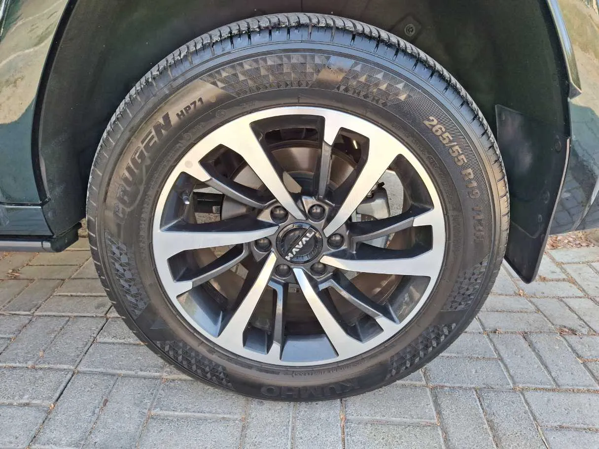 Car image 9
