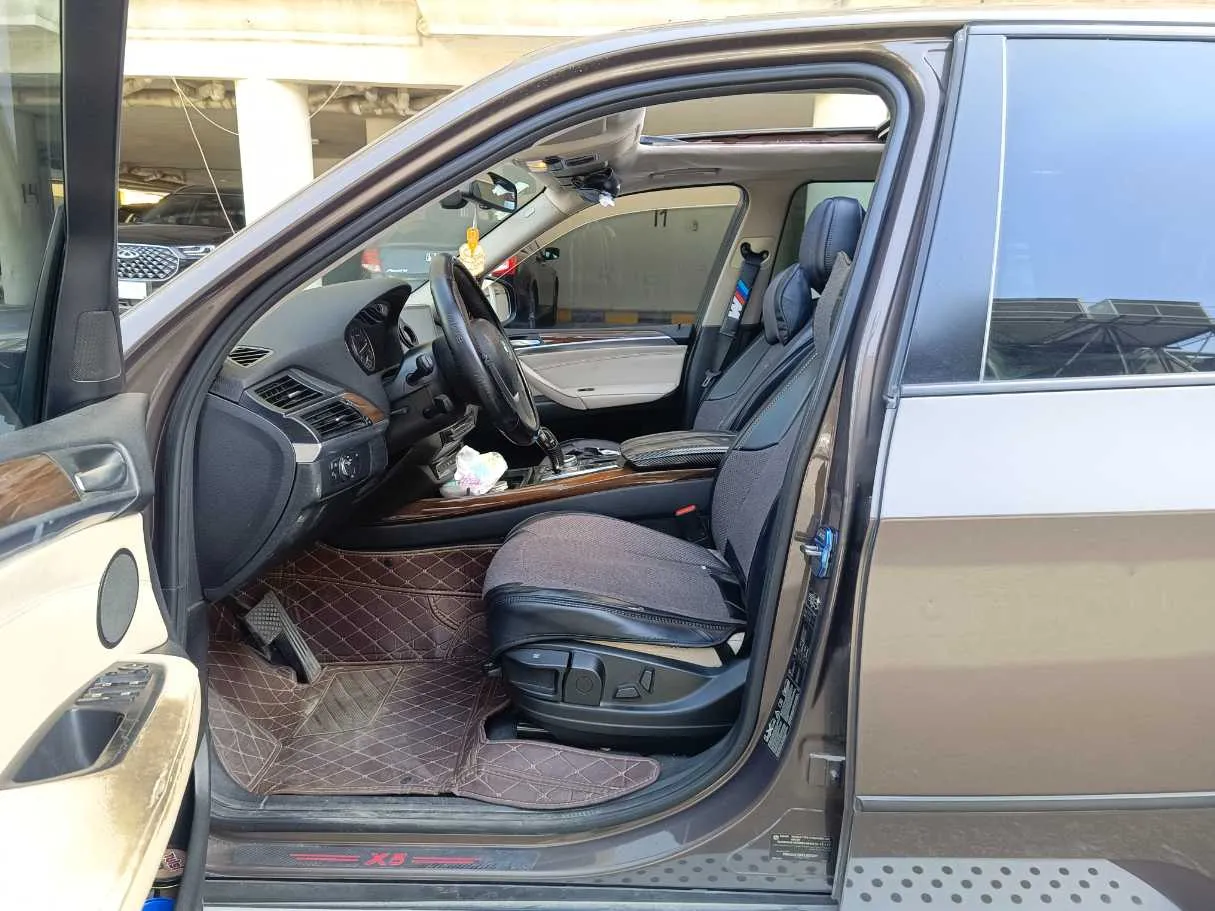 Car image 13