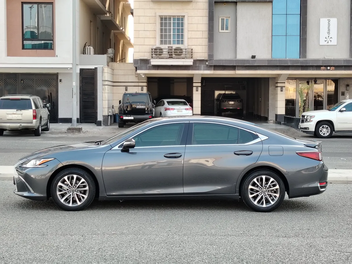 Car image 8