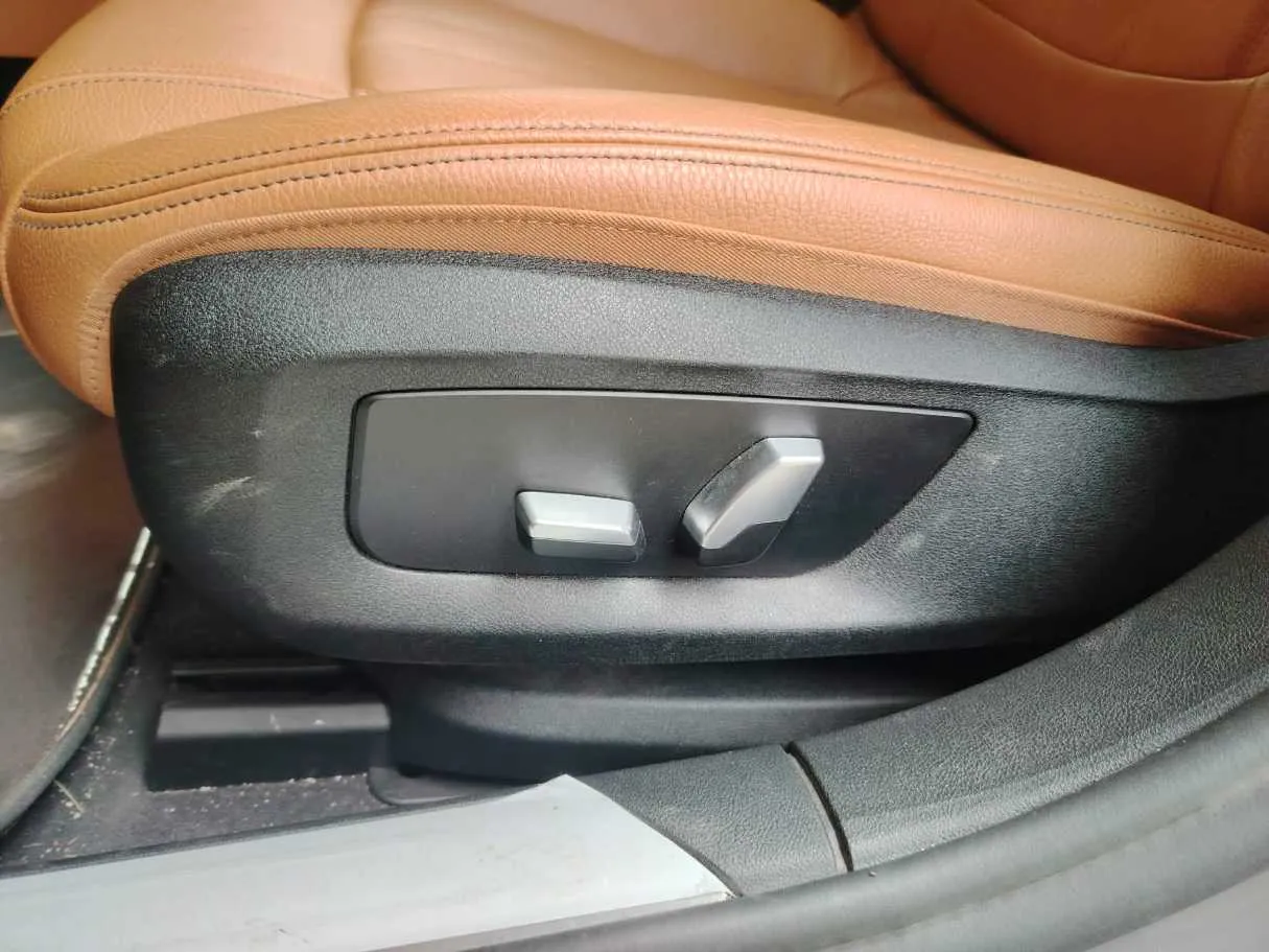 Car image 33