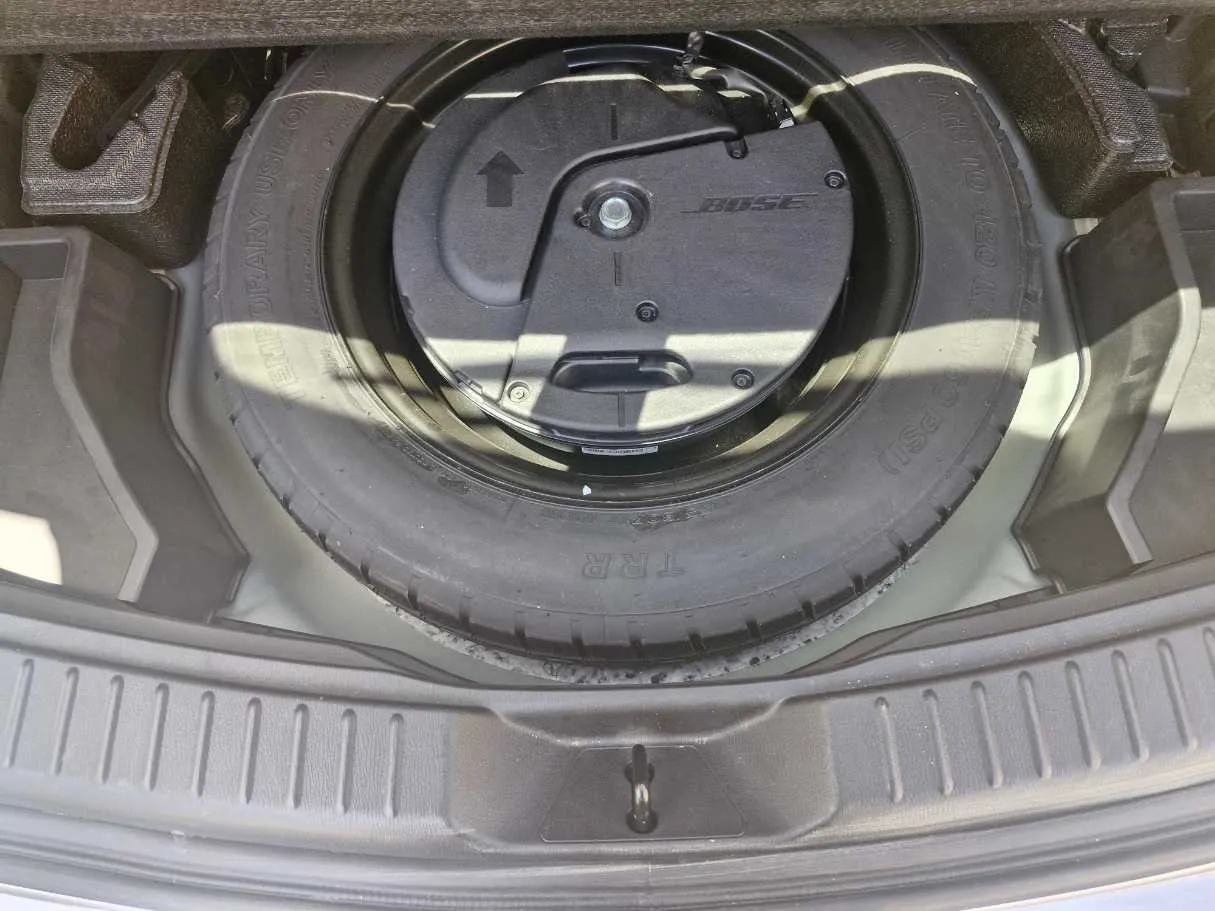 Car image 24