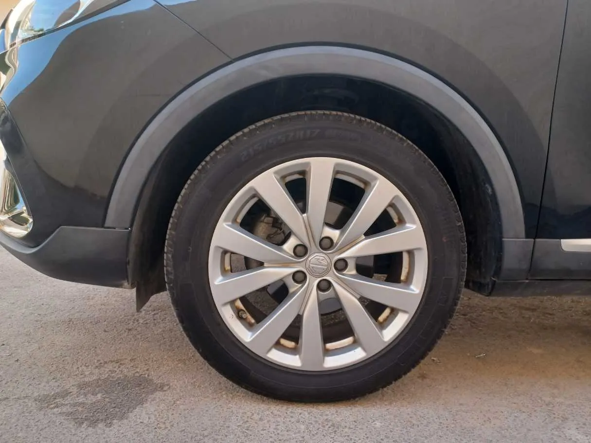 Car image 10