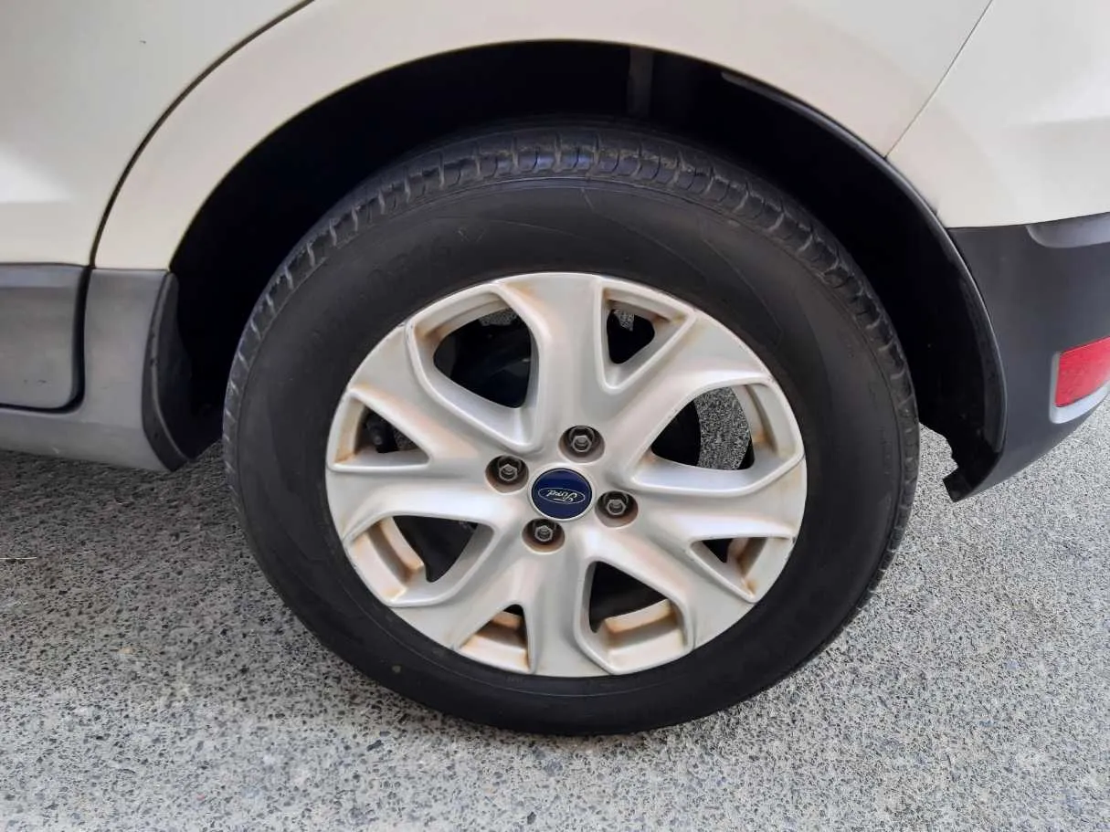 Car image 9