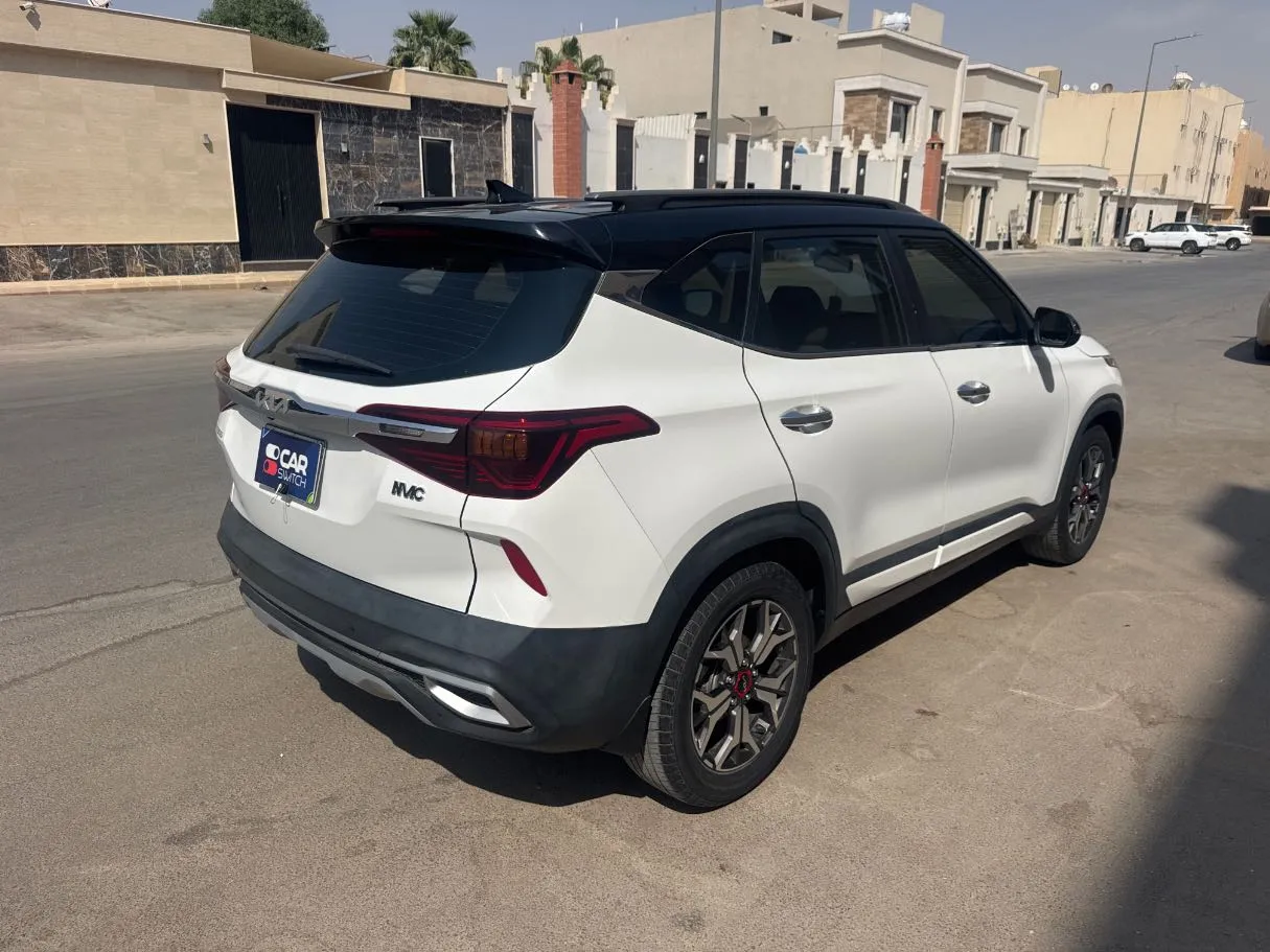 Car image 5
