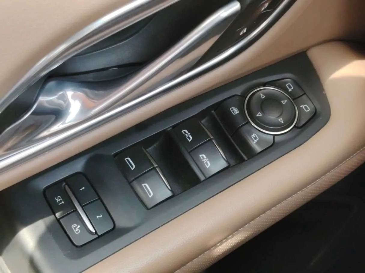 Car image 35