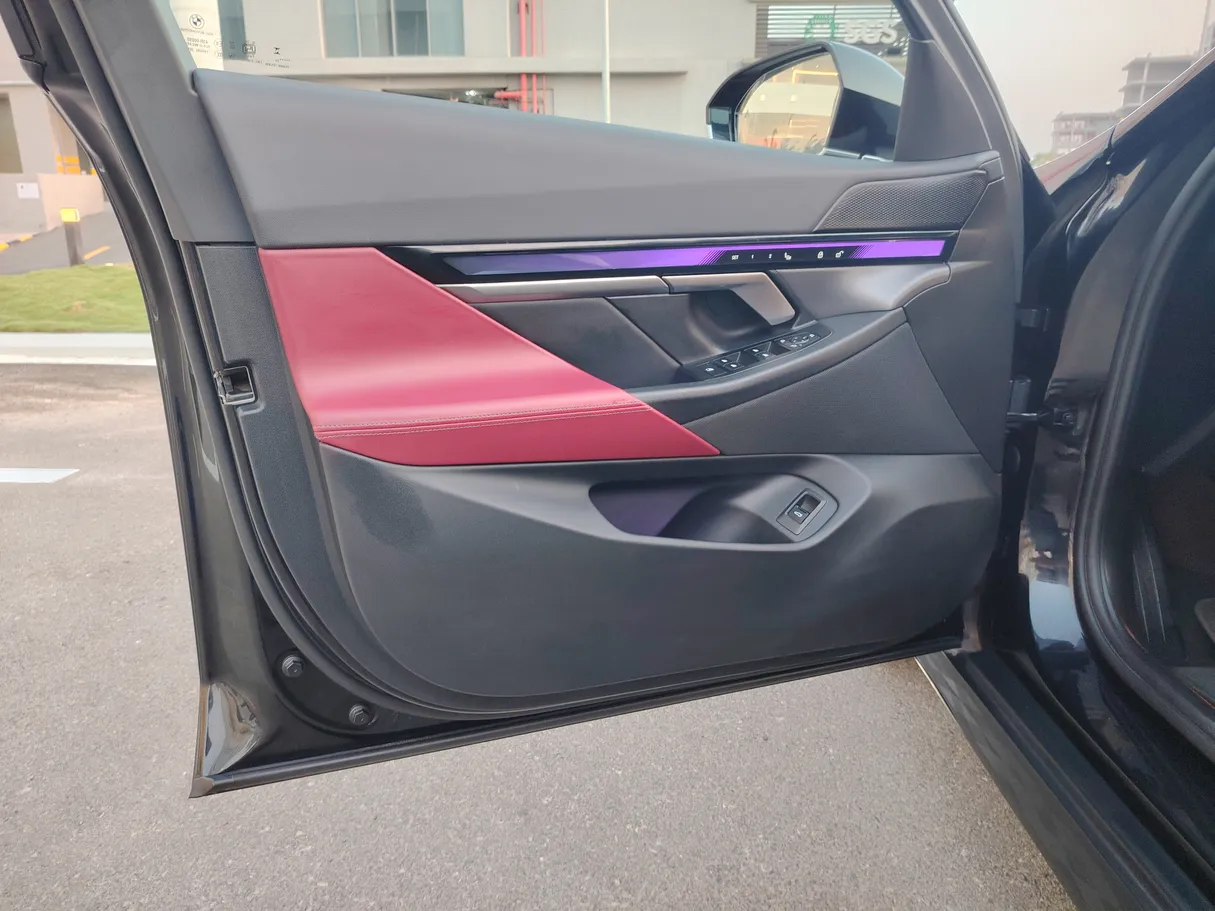 Car image 13