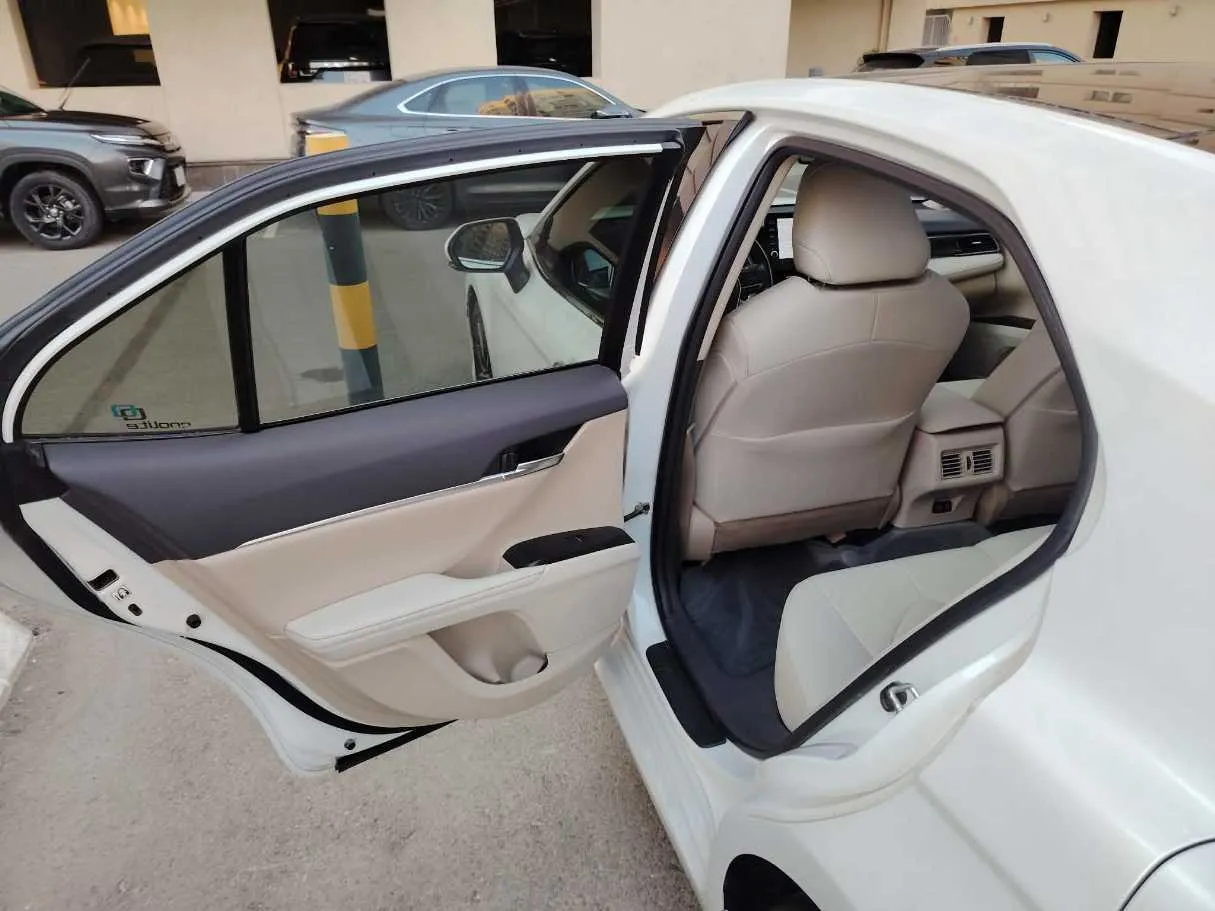 Car image 16