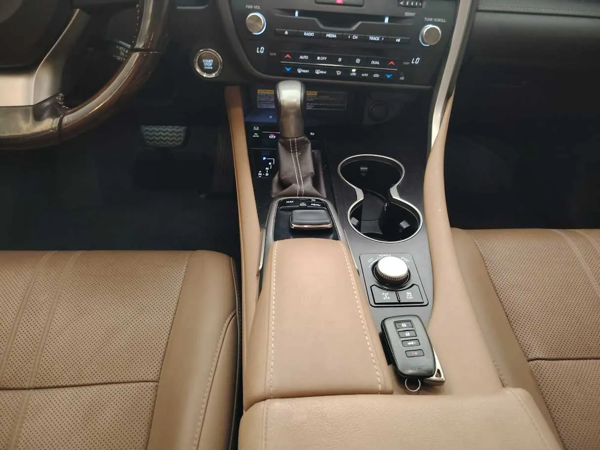 Car image 24