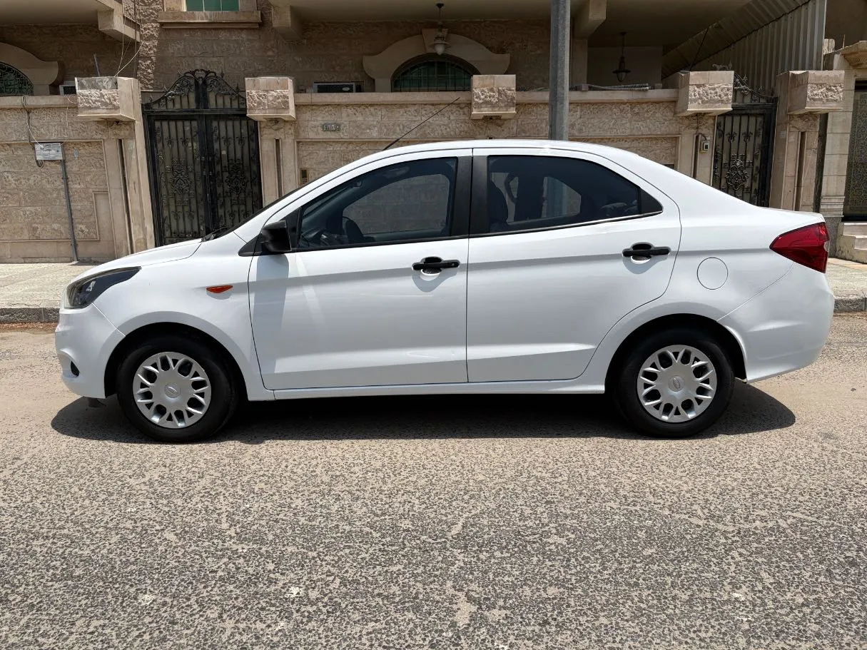 Car image 8