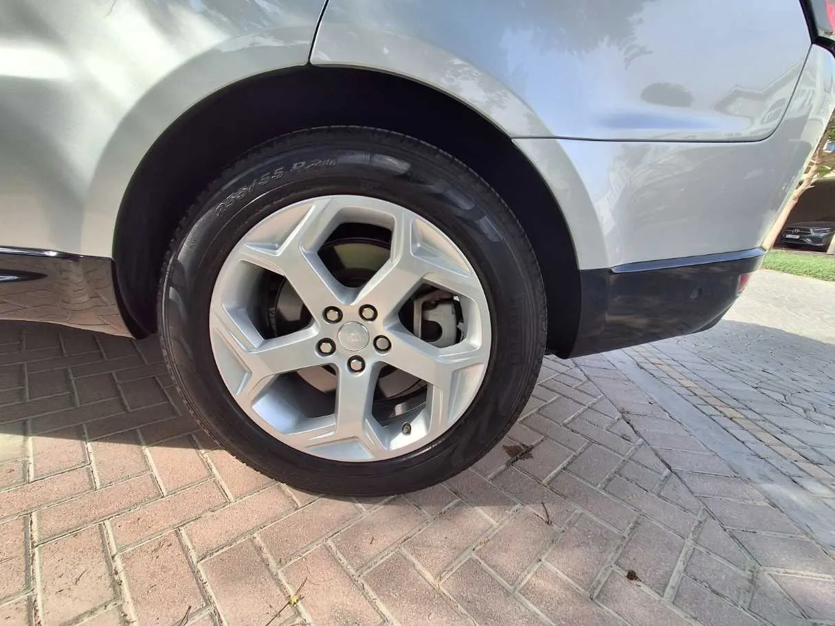 Car image 9