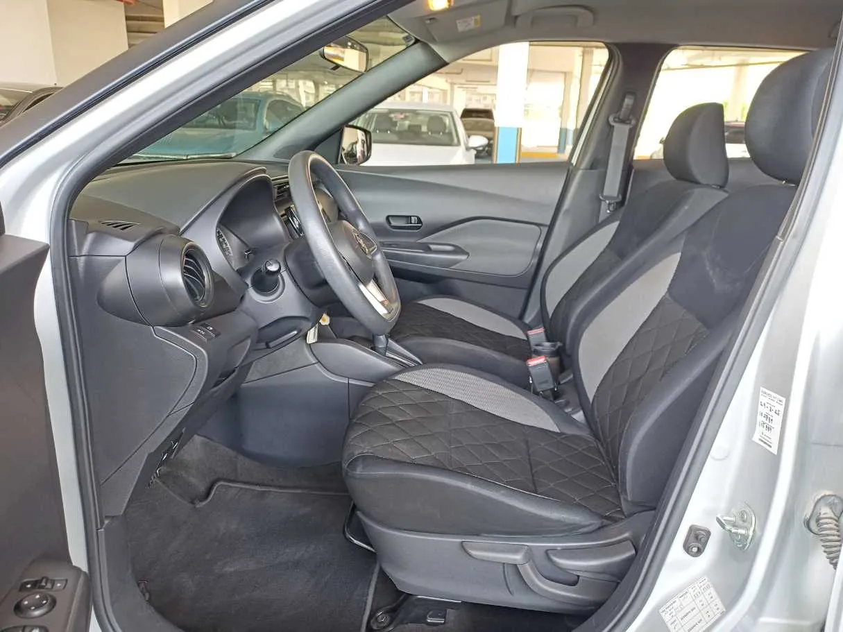 Car image 12