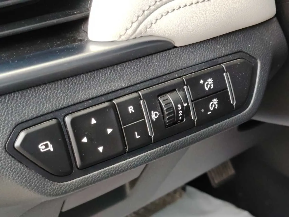 Car image 28
