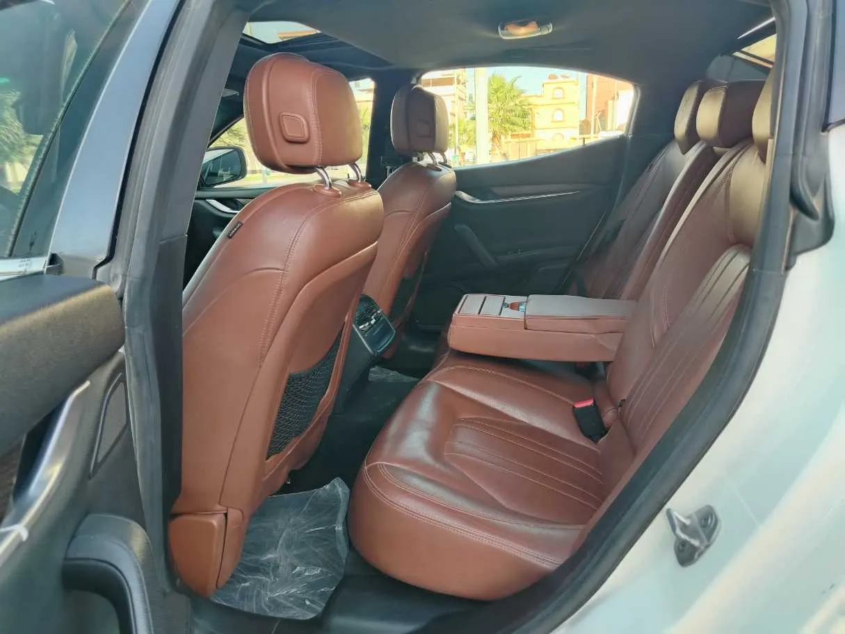 Car image 16