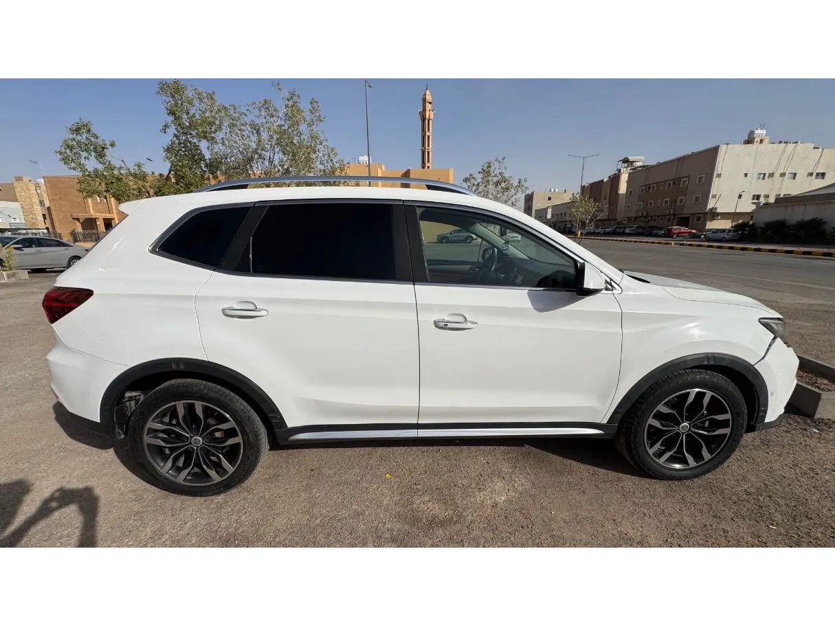 Car image 4