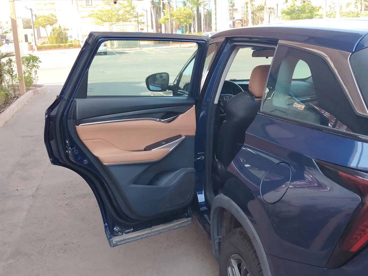 Car image 12