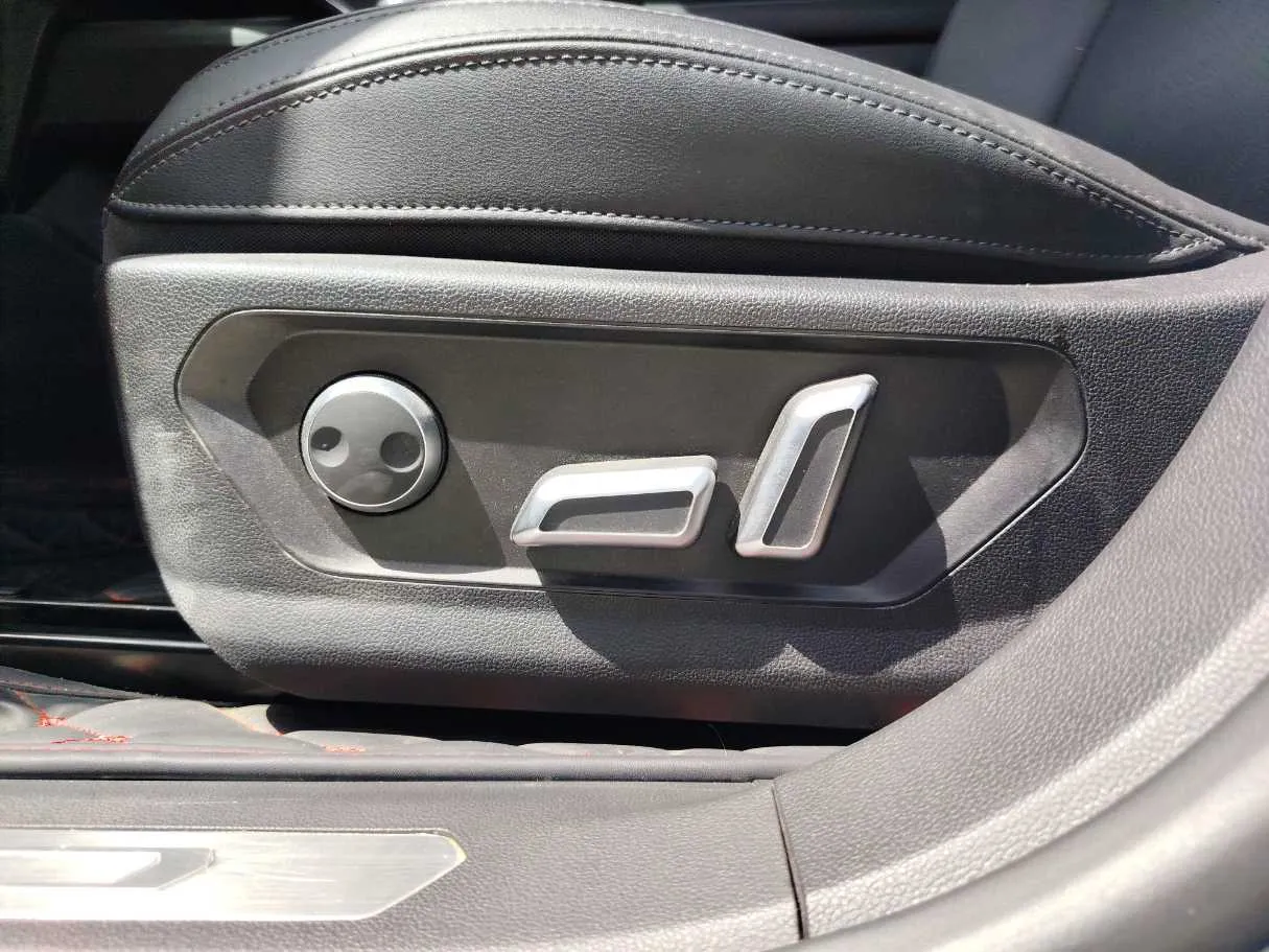 Car image 28