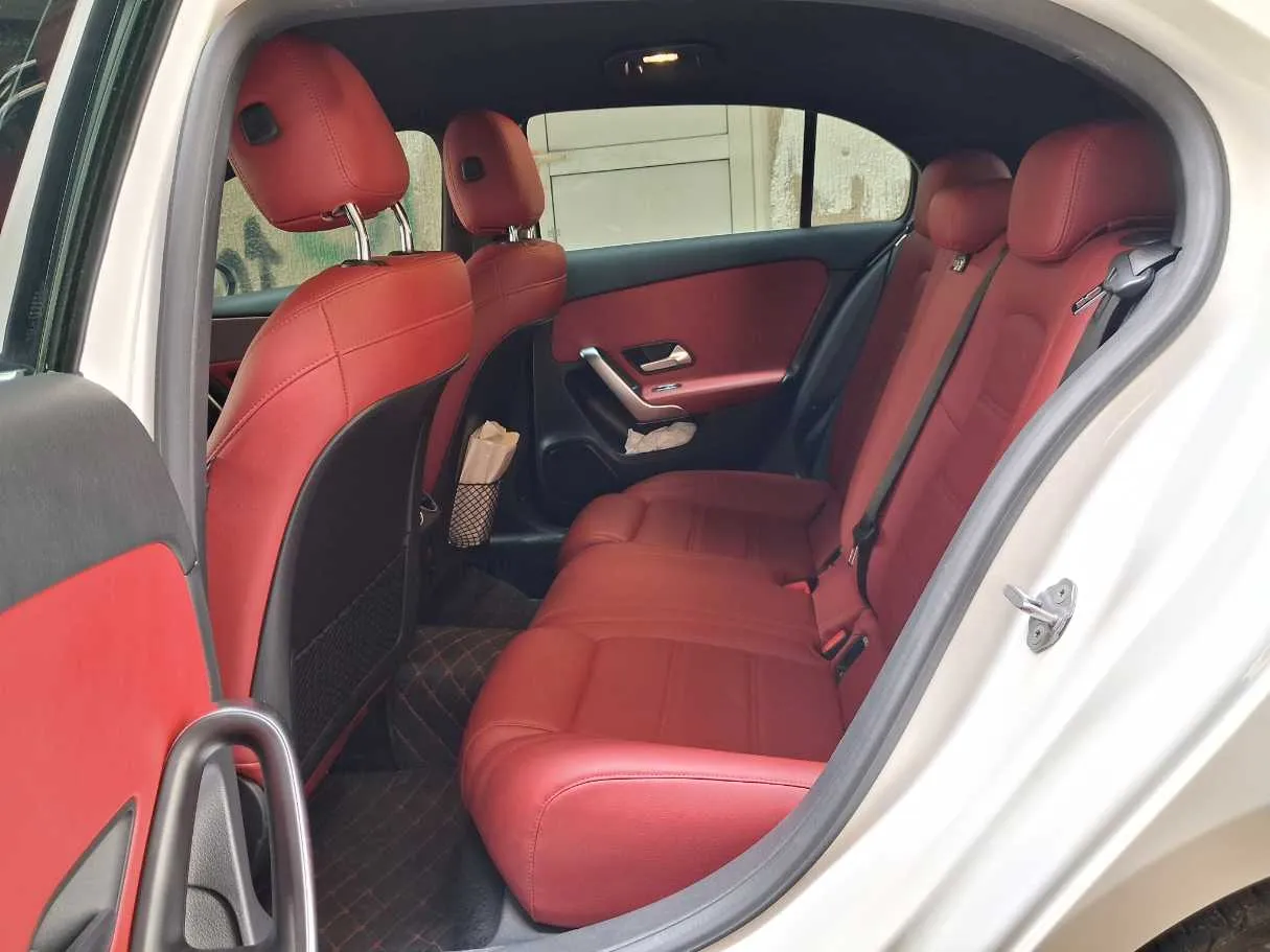 Car image 12