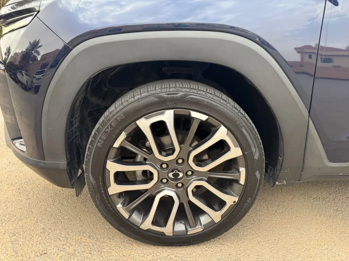Car image 9