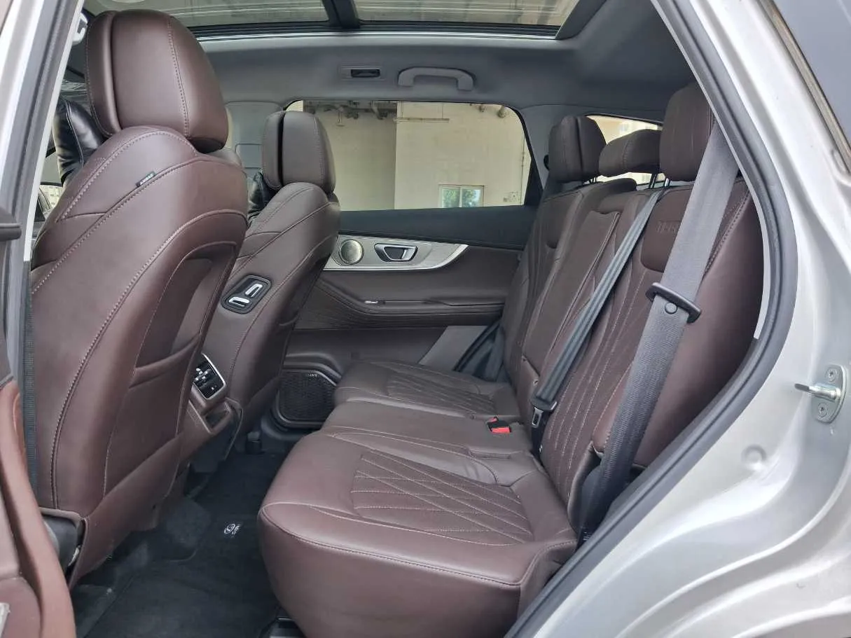 Car image 13