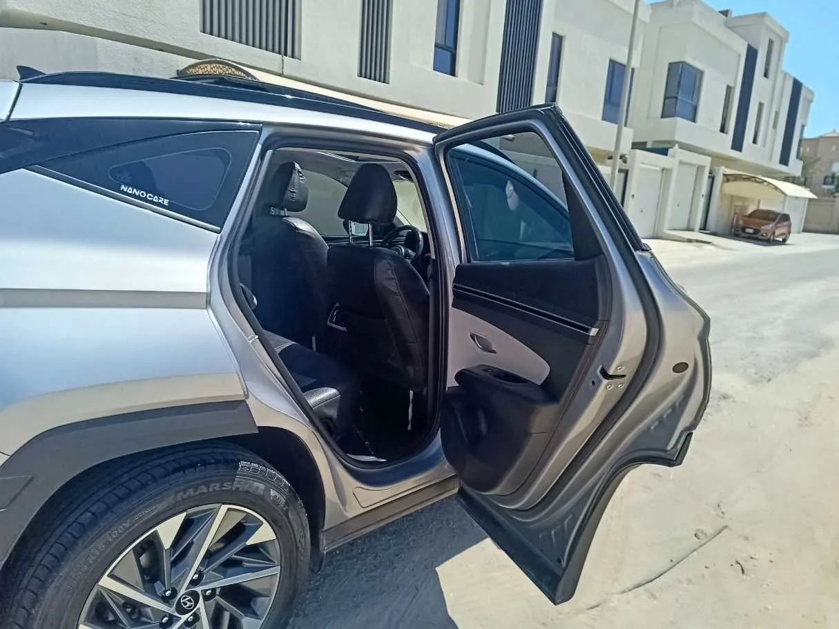 Car image 14