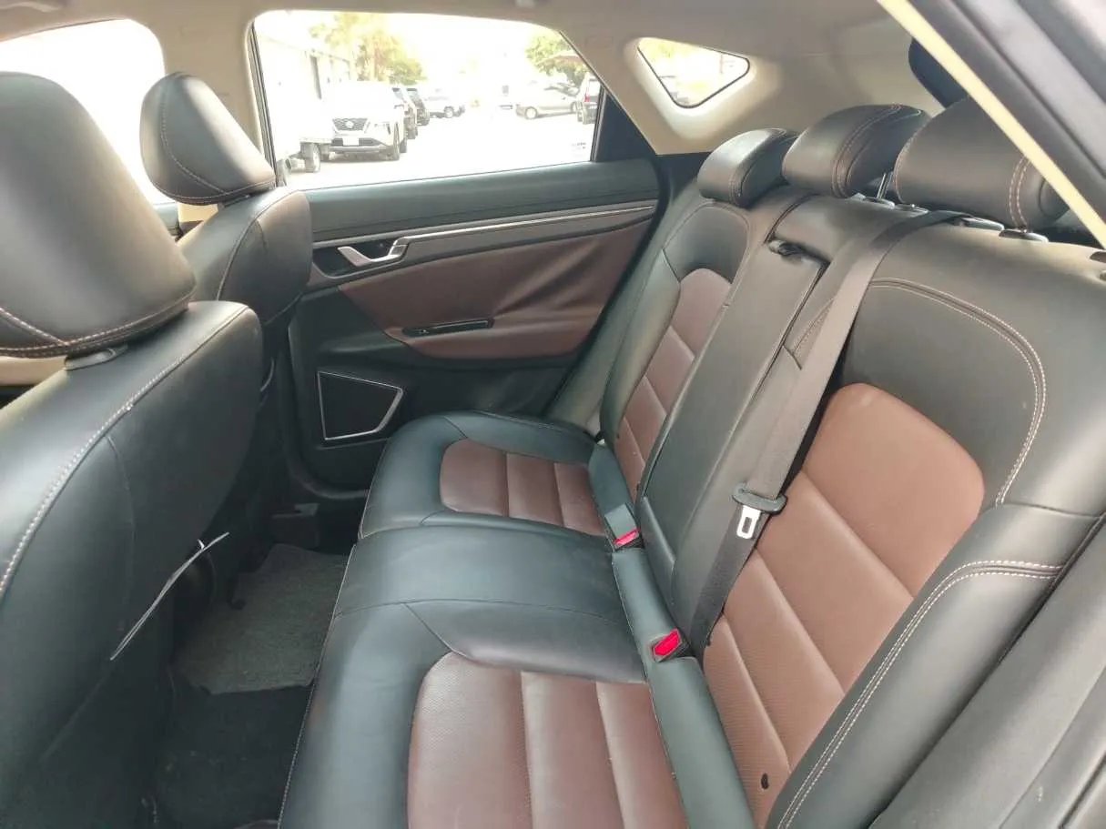 Car image 18