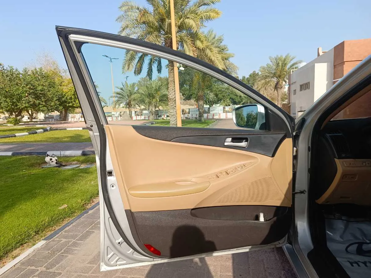 Car image 12