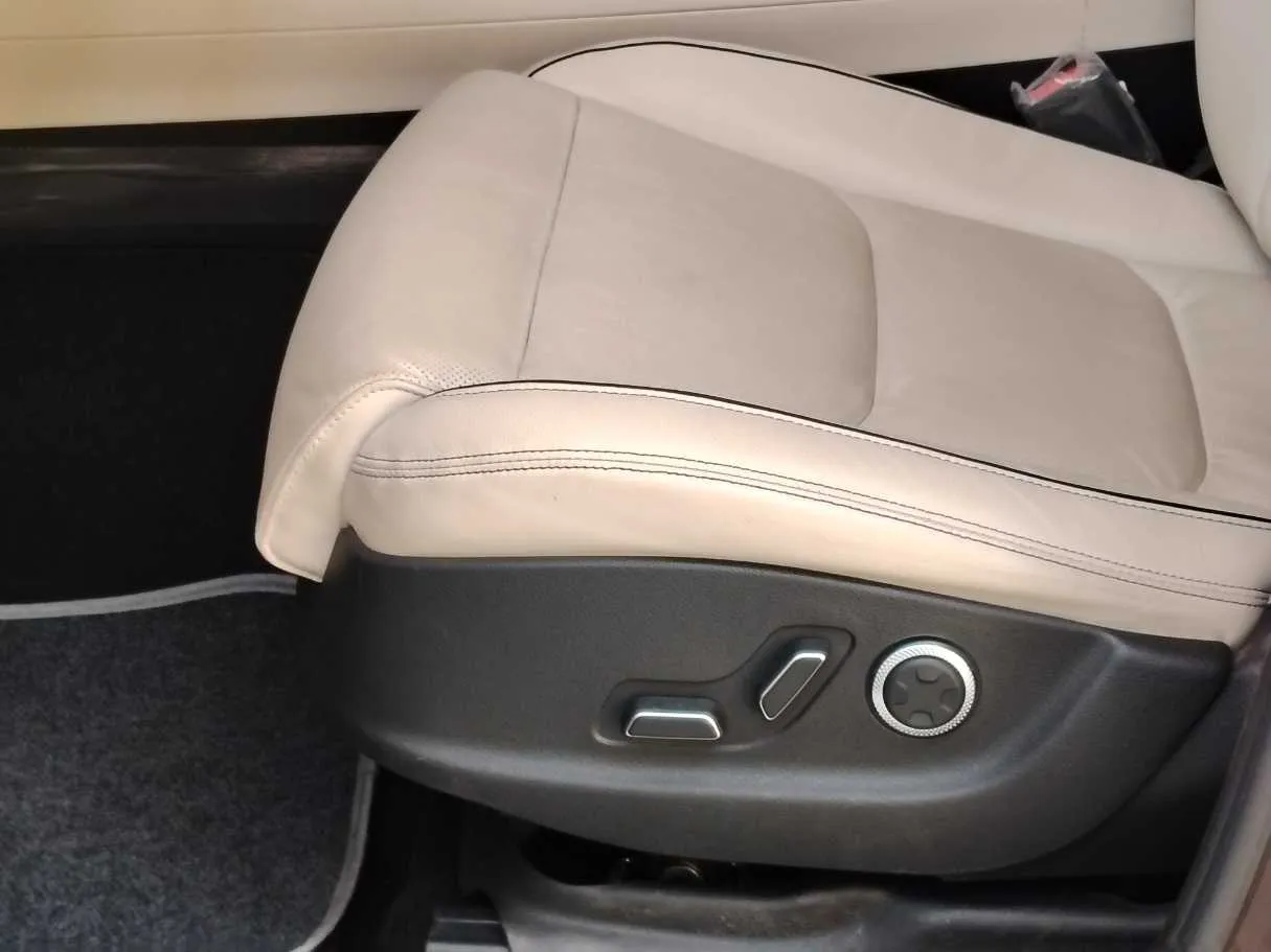 Car image 34