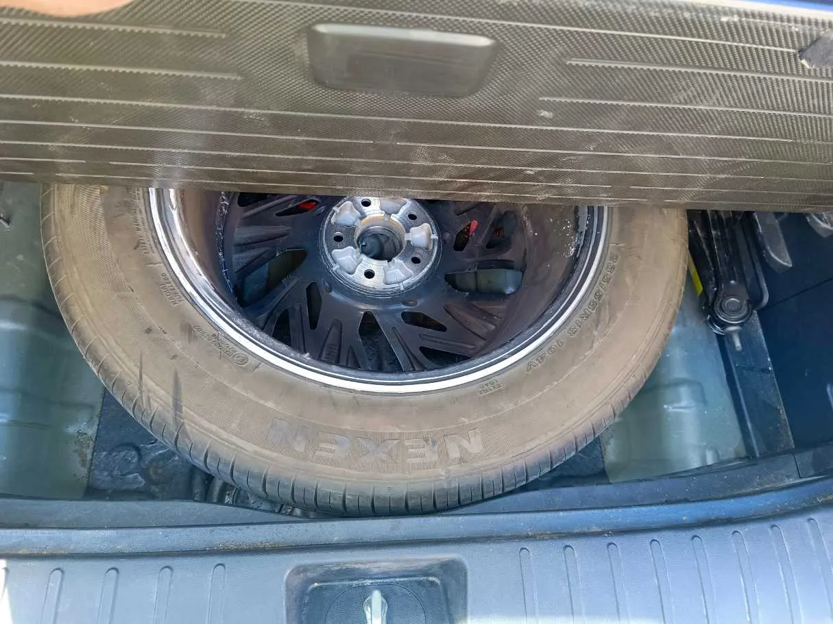 Car image 30