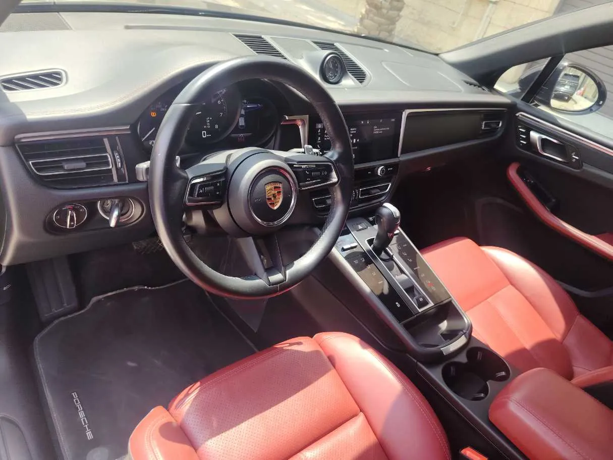 Car image 13