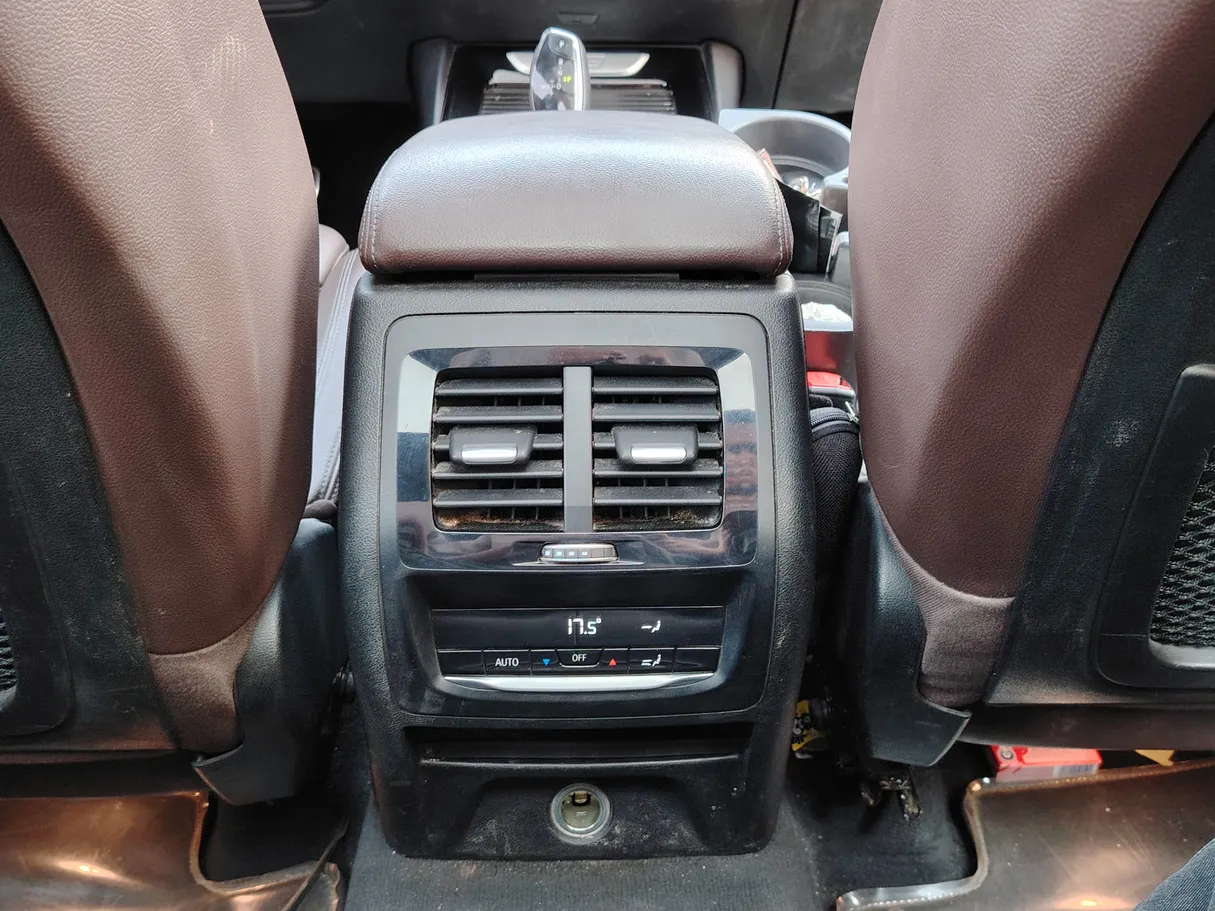 Car image 27