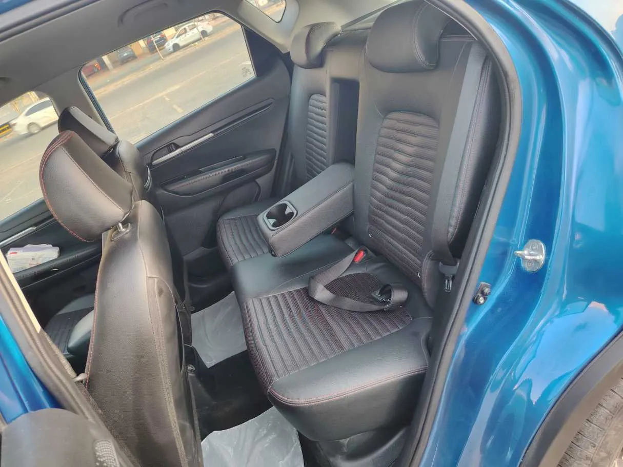 Car image 15