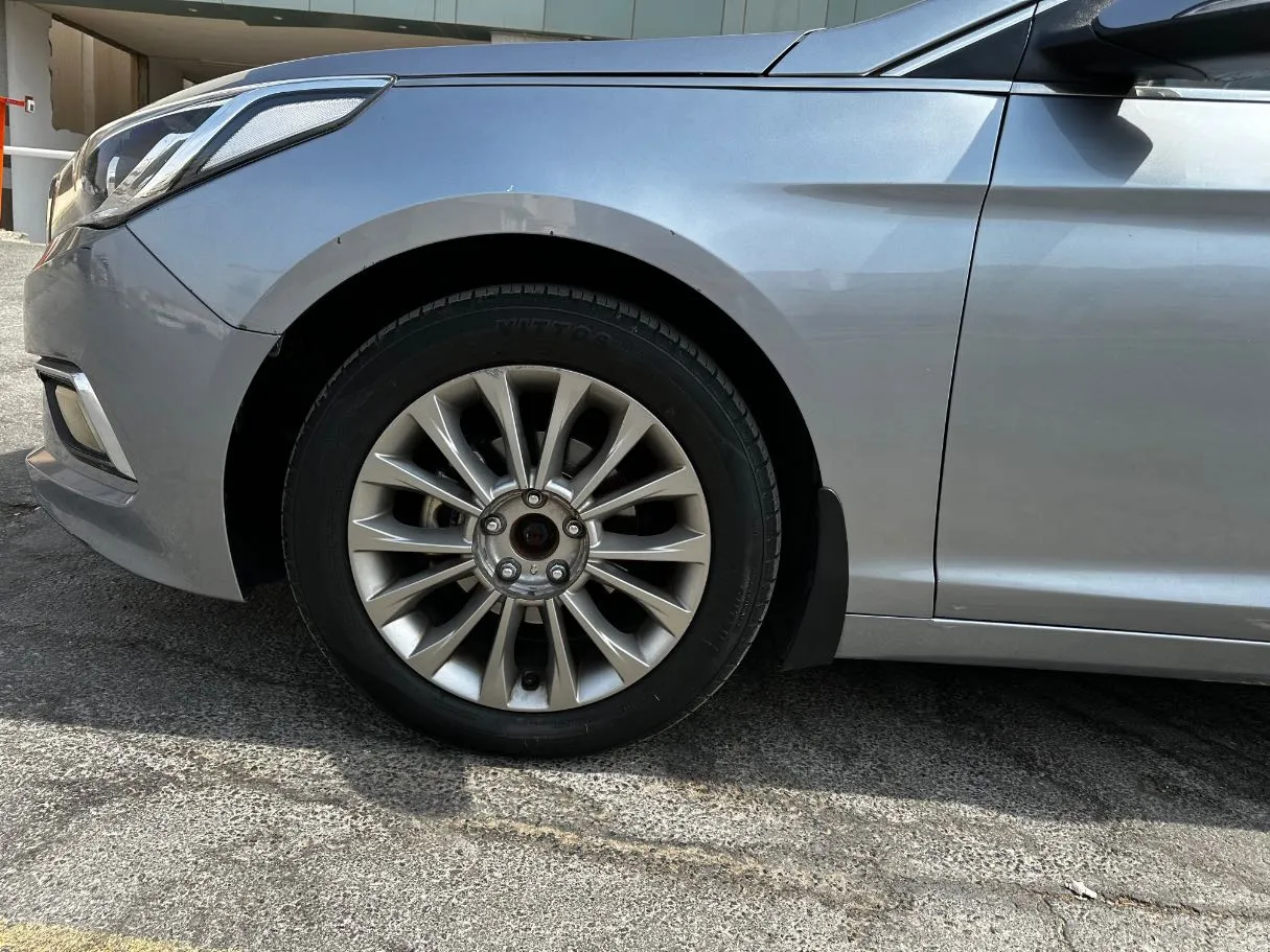 Car image 9