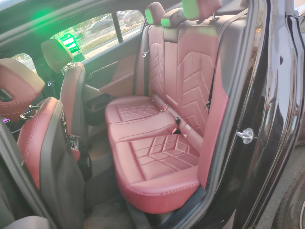 Car image 19