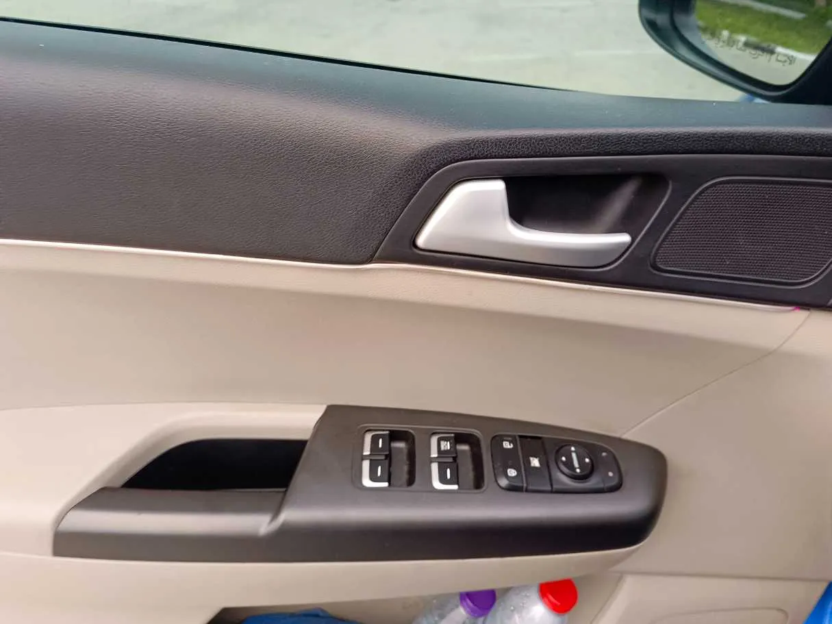 Car image 30