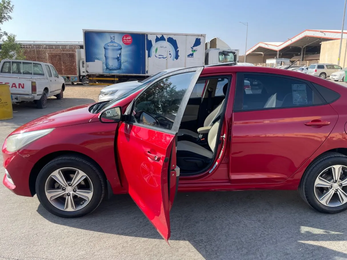 Car image 12