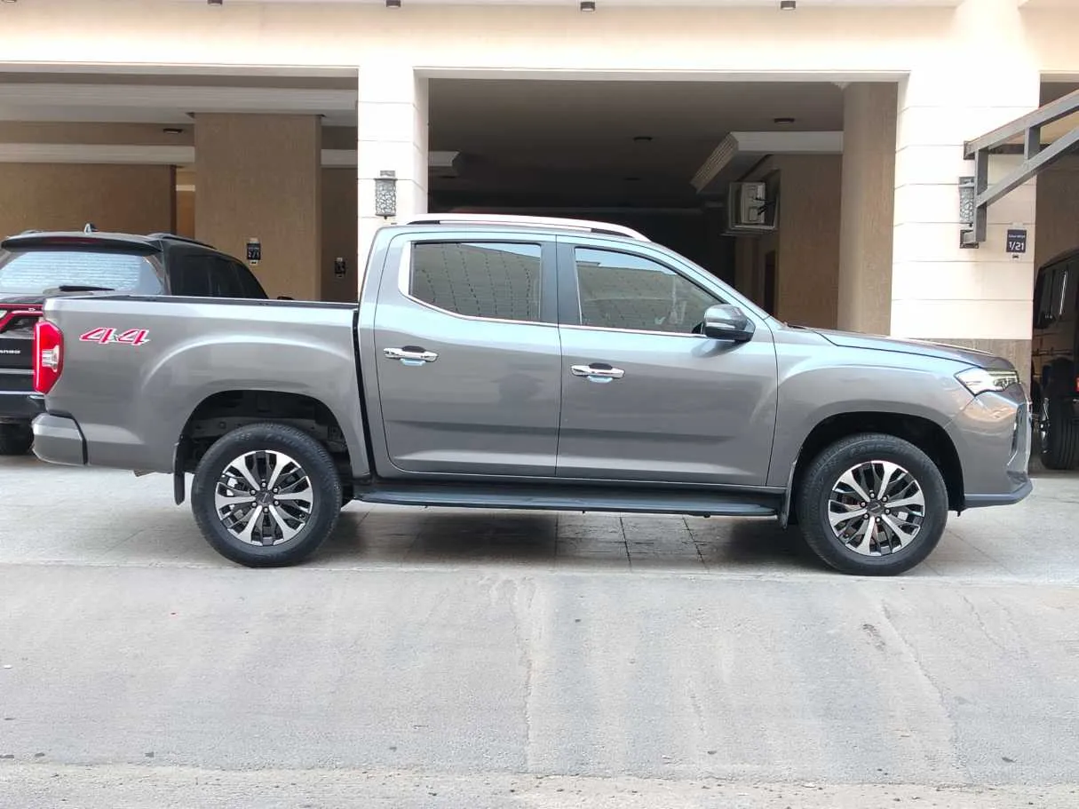 Car image 4