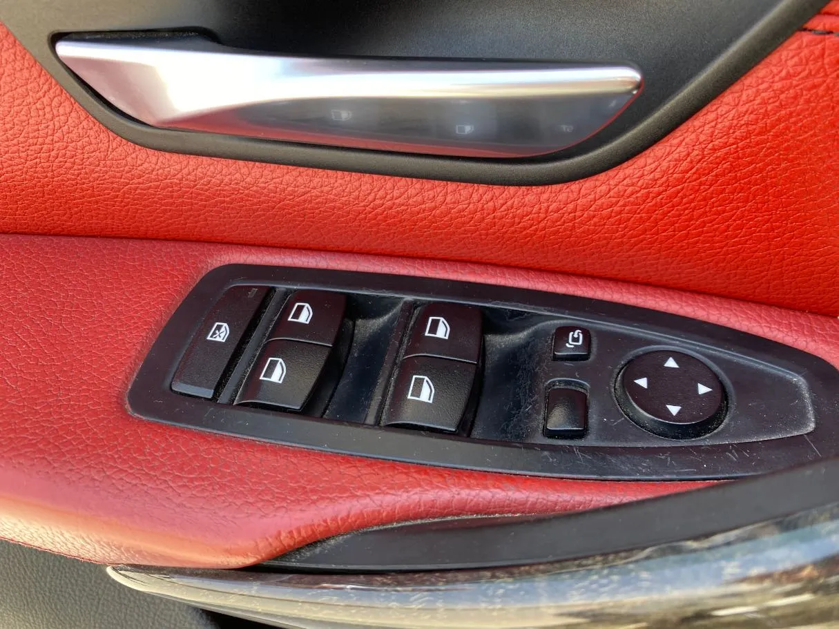 Car image 27