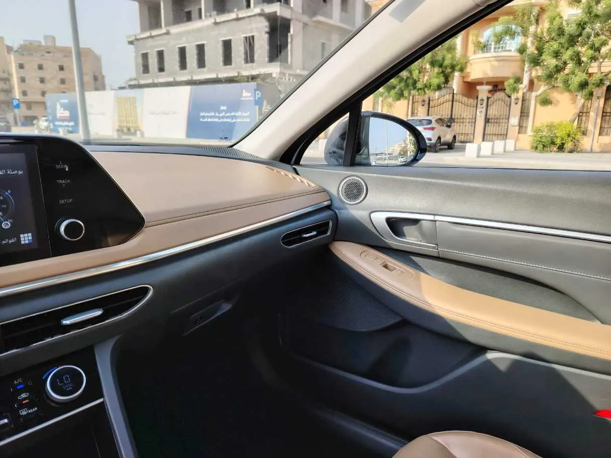 Car image 30
