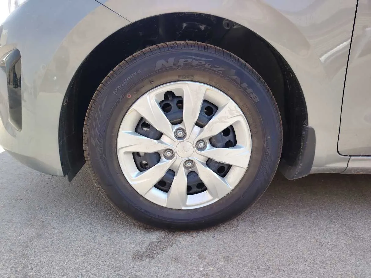 Car image 10
