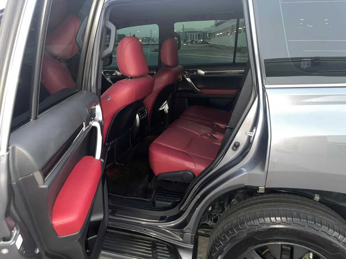 Car image 12