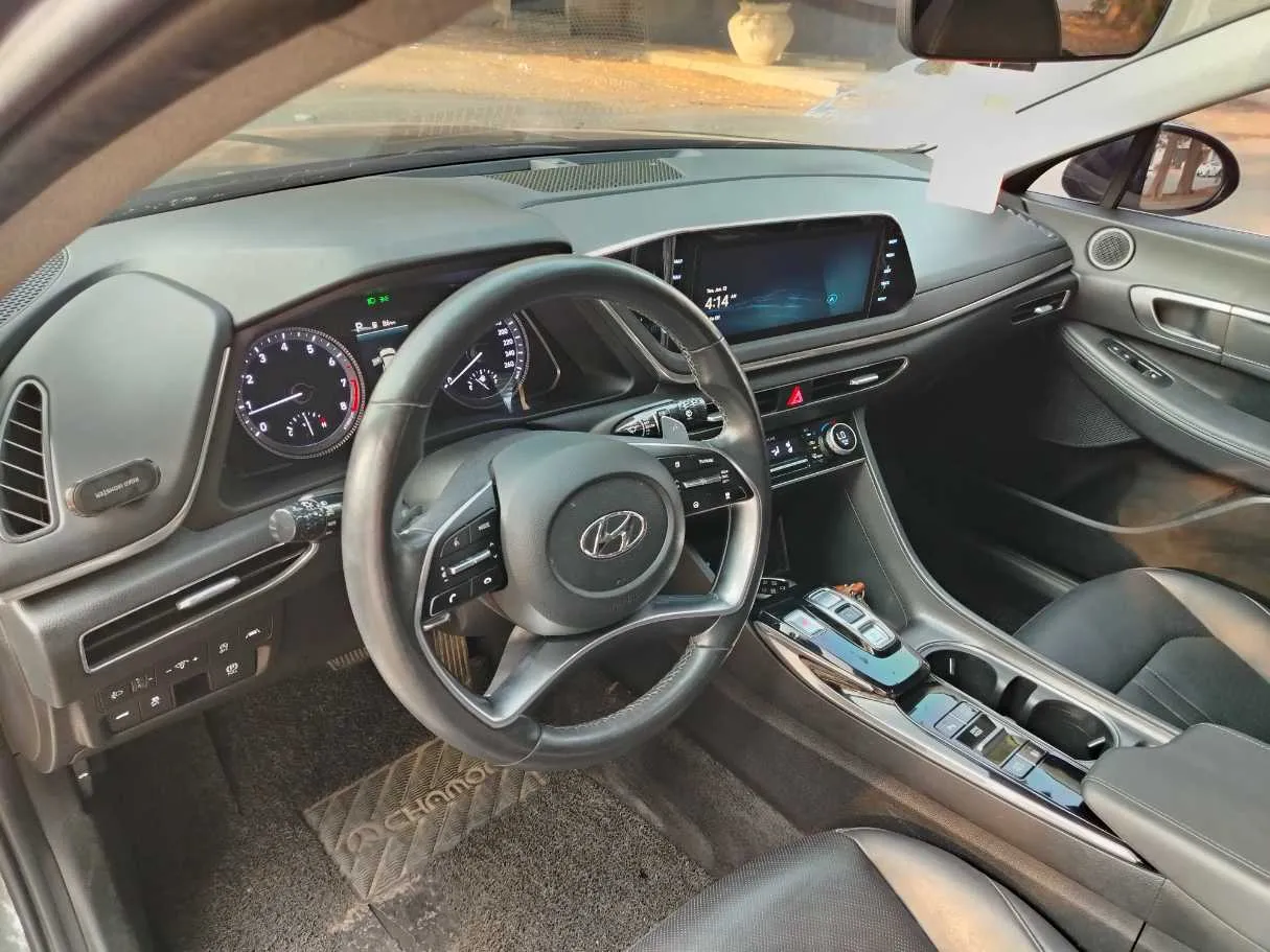 Car image 14