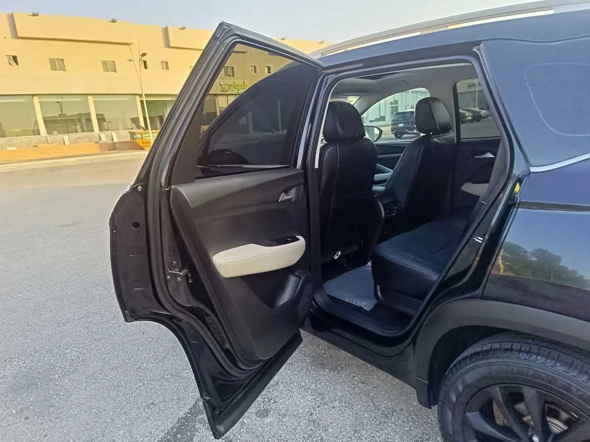 Car image 16