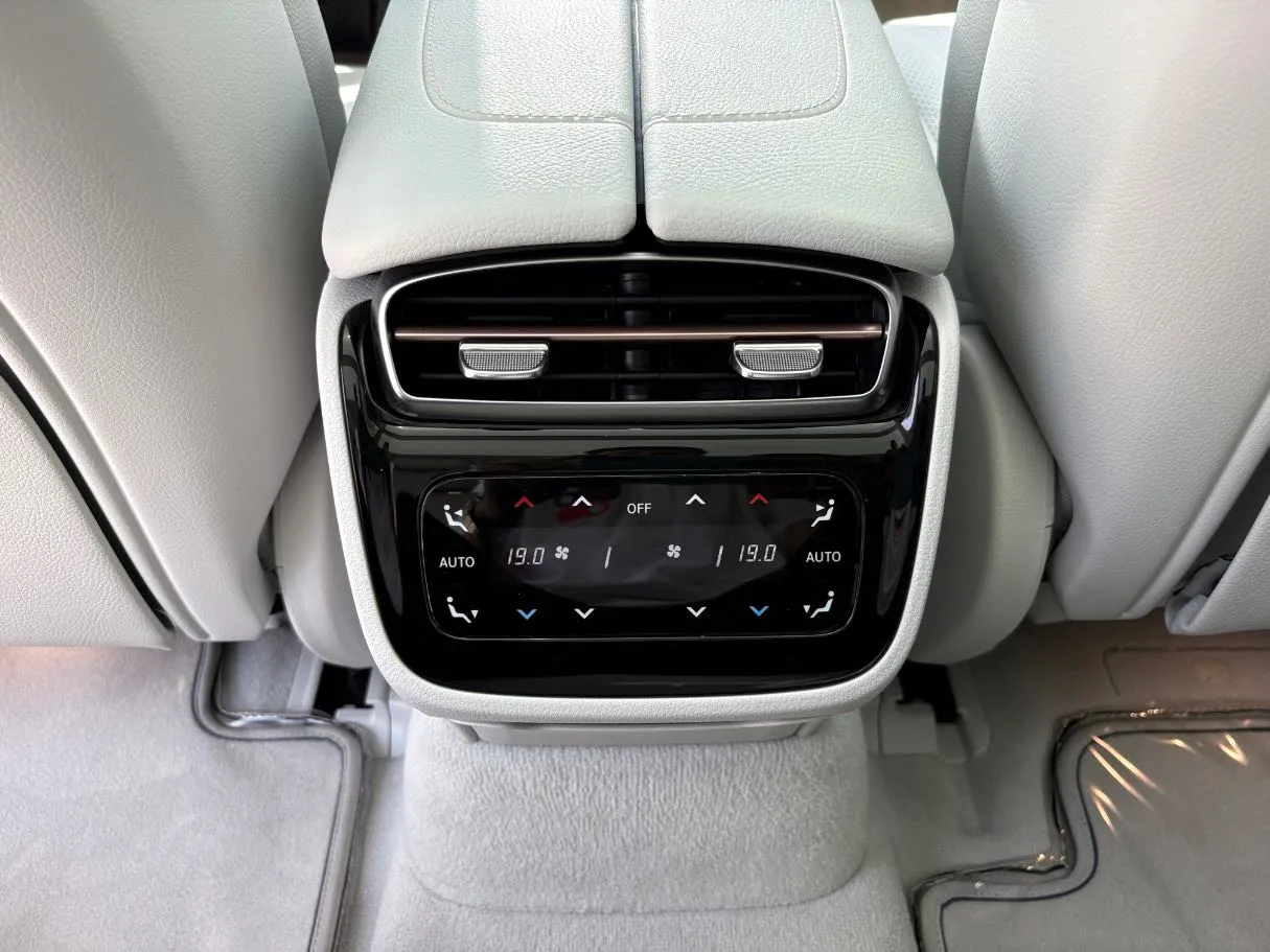 Car image 28