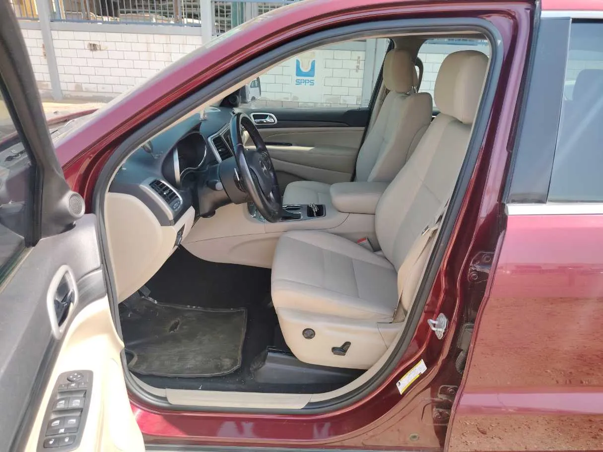 Car image 12