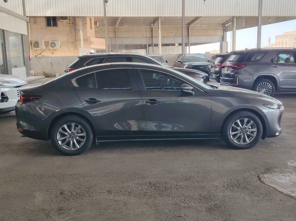 Car image 4