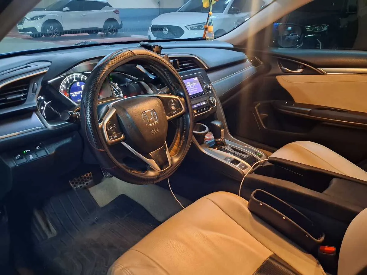 Car image 10