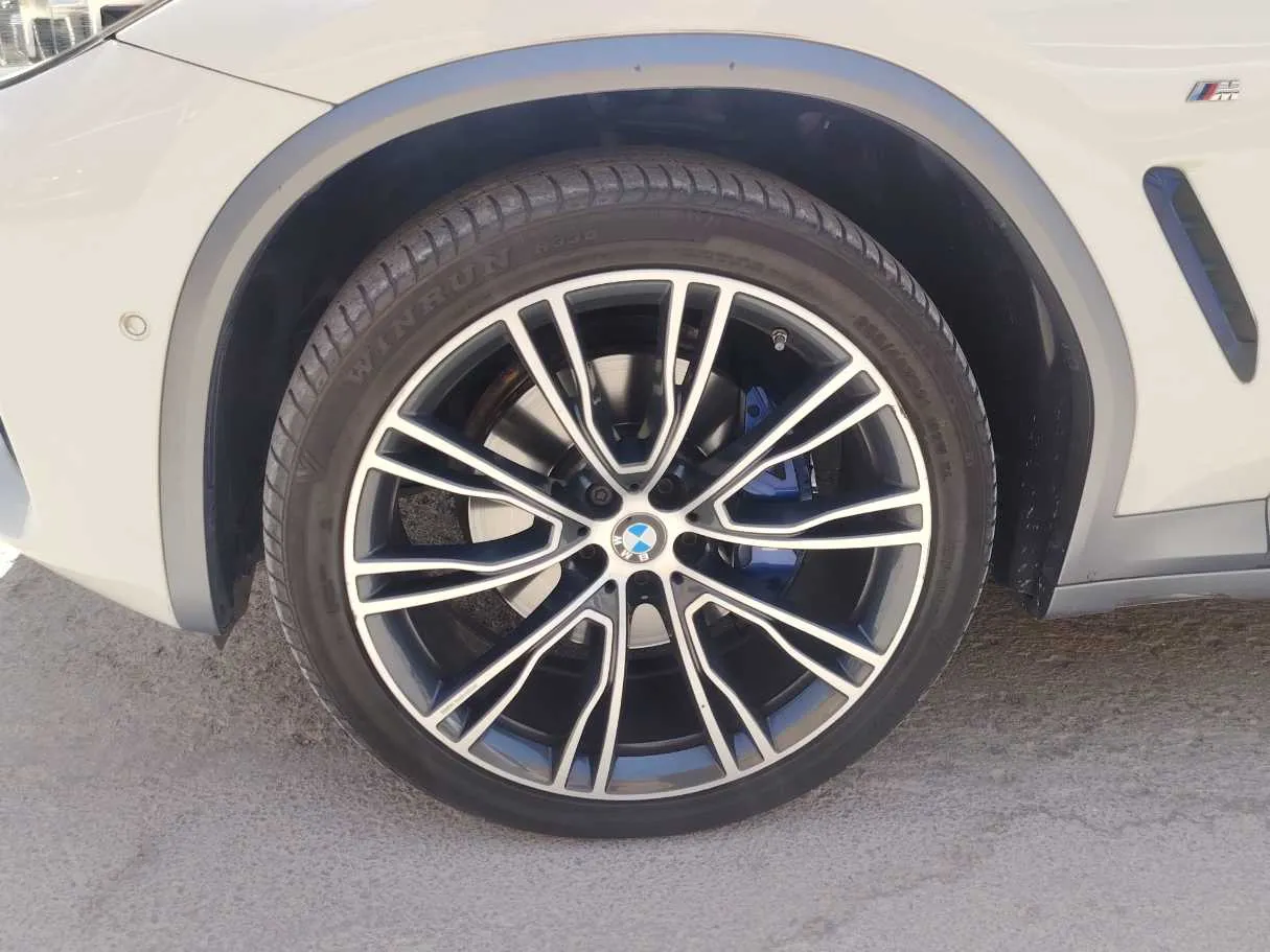 Car image 10