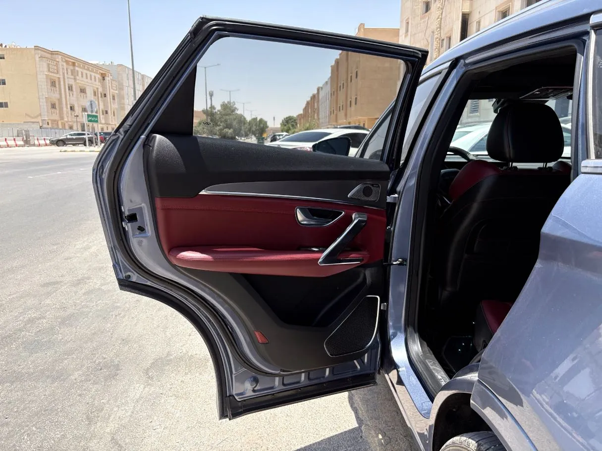 Car image 14