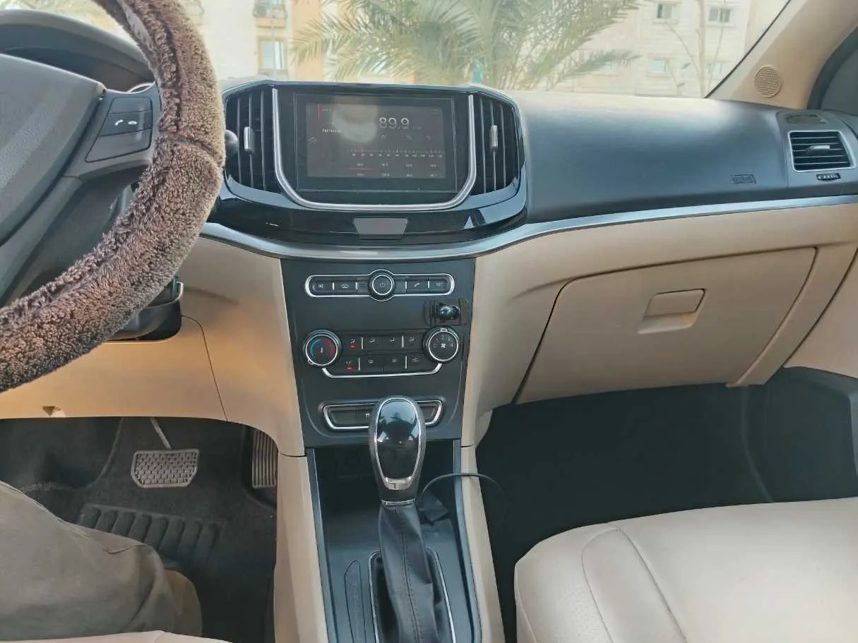 Car image 25