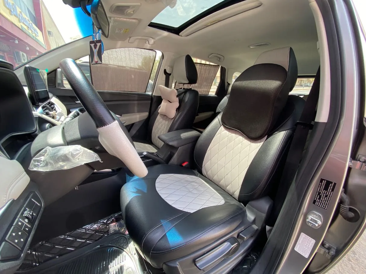Car image 10